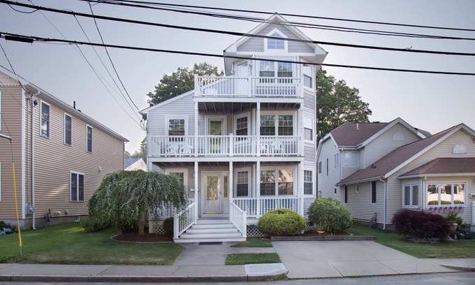 Narragansett Pier House | Narragansett Pier, Steps to the Town Beach, Central Air