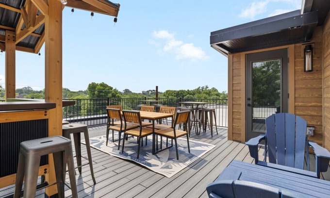 Talbot's Corner Villa | NASH Bach Pad 3-Bedroom Penthouse near Downtown Nashville (Sleeps 12)