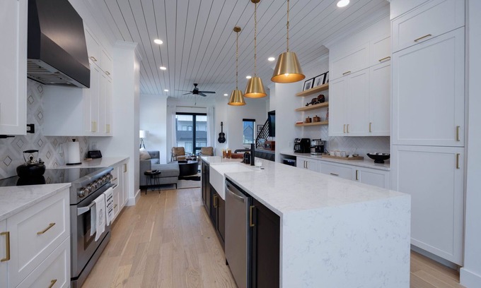 Downtown Nashville House | Nash Legends - Private Rooftop - Mins to Broadway