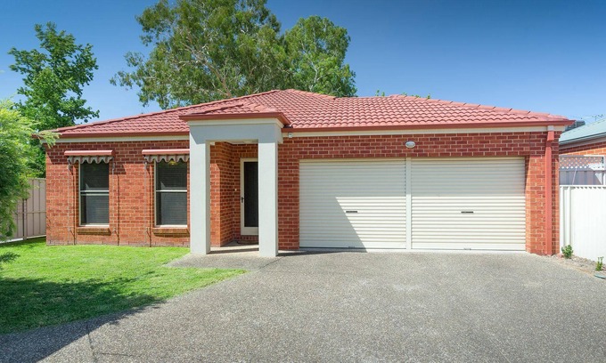 Albury House | Nathan Avenue Villa- comfortable, affordable townhouse with double garage - Three bedroom stylish townhouse with two queens, two singles and a trundle