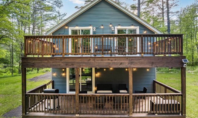 Sparrow Bush House | Nature Getaway ~ Creek, Firepit, Deck, Privacy