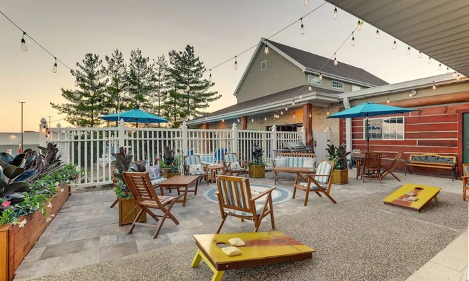 Quincy Hotel | Nature-Infused Riverside Lodging | Poolside Patio & Hot Tub | 4 Units