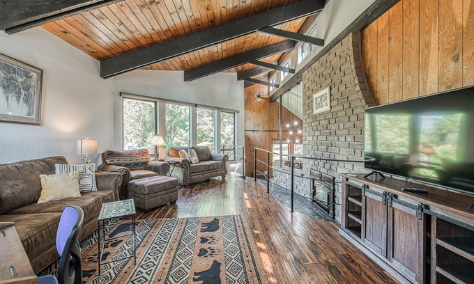 Yosemite Forks House | Nature's Embrace Book 4 nights and get 5th night free