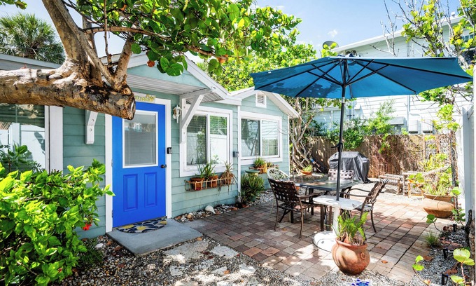 Anna Maria House | Naut 2 Shabby Bungalow - A sweet and cozy getaway on Pine Avenue!