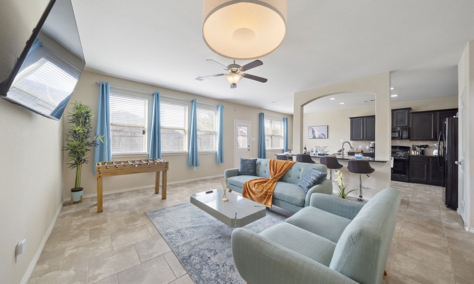 Houston House | Near IAH Houston Home | Yard BBQ Games Wi-Fi Pets