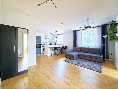 Abbey Apartment | Near South Wimbledon Station, 2BR, Sleep 7, King beds