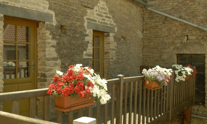 Bussy-le-Grand Apartment | Near the castle of the Count of Bussy Rabutin (historical monument) studio 4 p