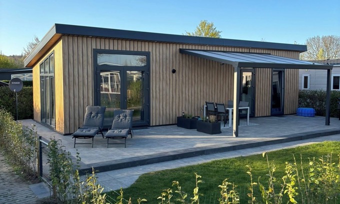 Lathum Ski Chalet | Near the lake: Modern chalet in vacation park "De Veerstal" - child-friendly!