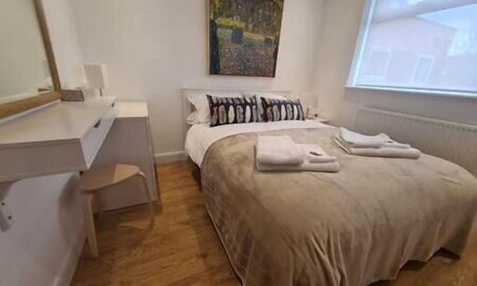Luton Apartment | Neon Heights 2 bed Luton town centre