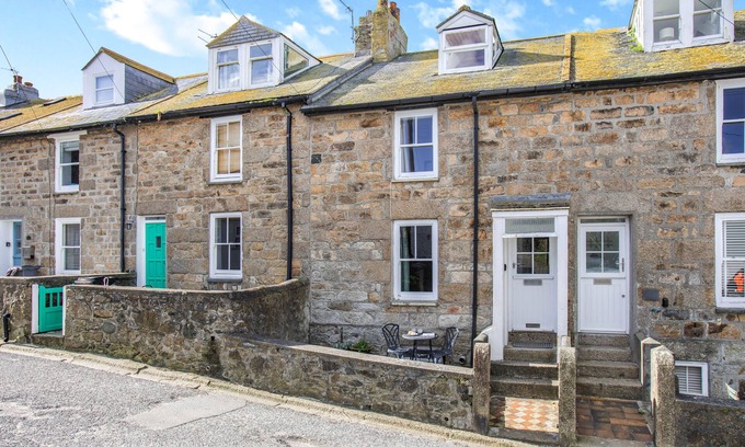St Ives House | Neptune Cottage - Three Bedroom House, Sleeps 6