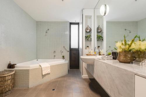 Melbourne Central Business District Apartment | Nest on Bourke☆SPA☆LARGE 60SQM!☆Chinatown☆Free tram☆