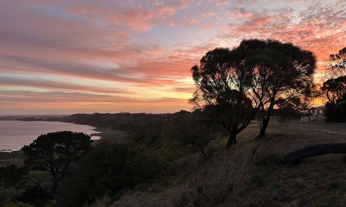 Koroit House | Nestled on Tower Hill's edge, with stunning views! Sleeps 6