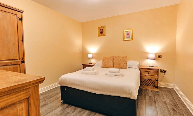 Eaton Mascott House | Netley Hall - Mulberry by Interhome