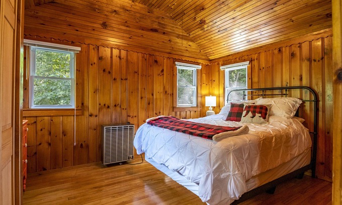 Wilmington Cabin | ❤️New! 2.5 mi to Whiteface- ADK Cabin w/Fire pit