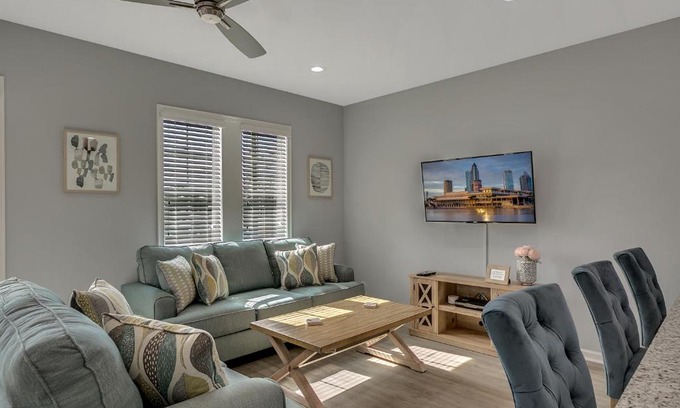 Tampa Heights Apartment | New 3/2 Duplex Minutes From Heart of Tampa -Unit B