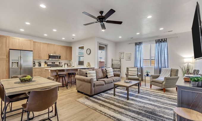 Santa Clara House | New 3 BR 3bath Townhouse with sunset views and heated pool EV Friendly