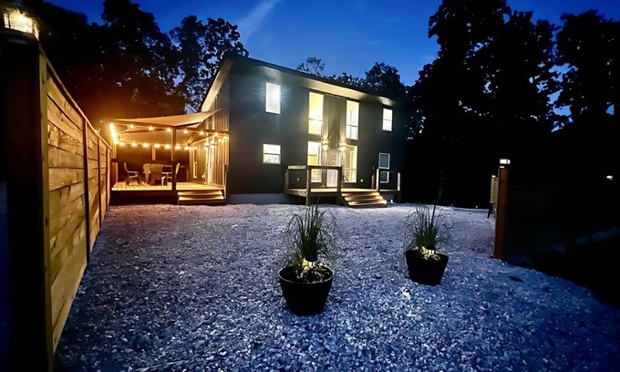 Pearcy House | NEW! 3Bed 3Bath with Loft Hot Springs Lake Hamilton Oaklawn Garvin Gardens