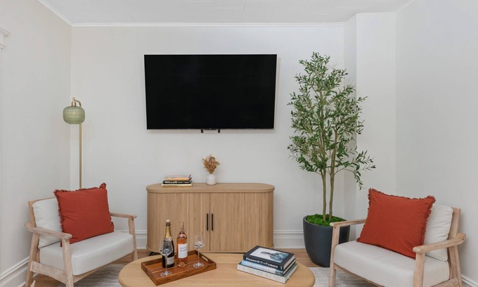 The Heights House | New! 3Bedroom GEM Just 15 minutes to NYC with WiFi, AC, Prime Location
