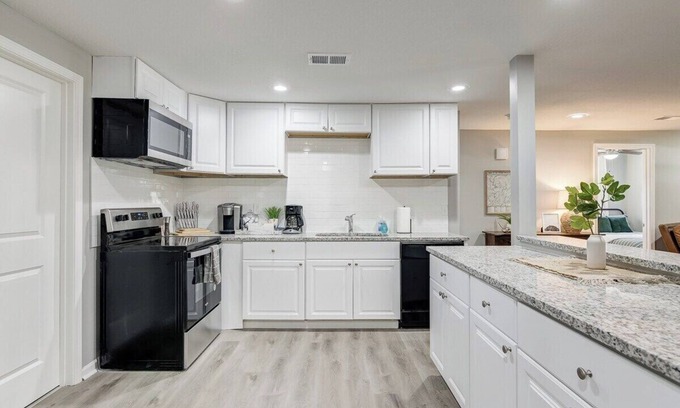 South Kansas City House | New 4BD Hiking+MoutainBikeTrails