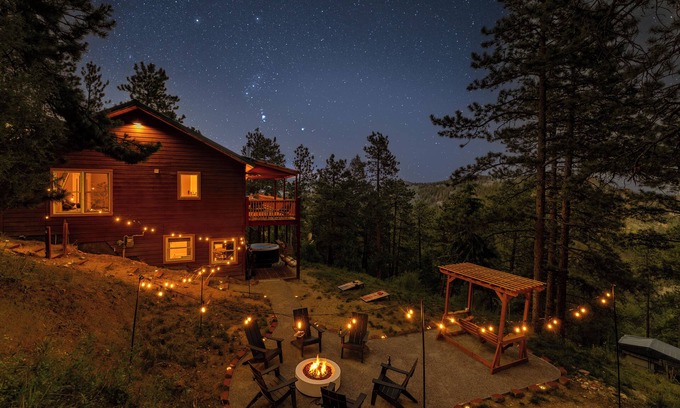 Bailey House | New 4BR Luxe Getaway Stunning Views/Hot Tub/Home Theater & Games- Pet Friendly