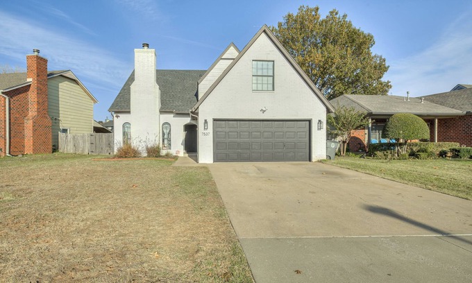 Tulsa House | New! 5/3 with Hot tub, Arcade, Playground, Coffee bar, large TV and dining table
