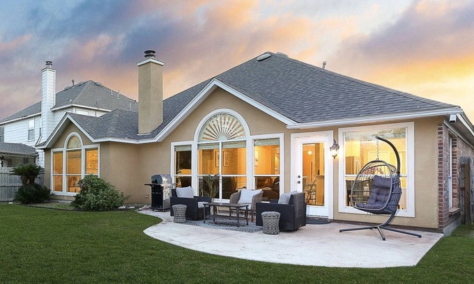 Jade Oaks House | NEW! 5β
Location & Gated | LUXURY LIVING | Royal Beds π