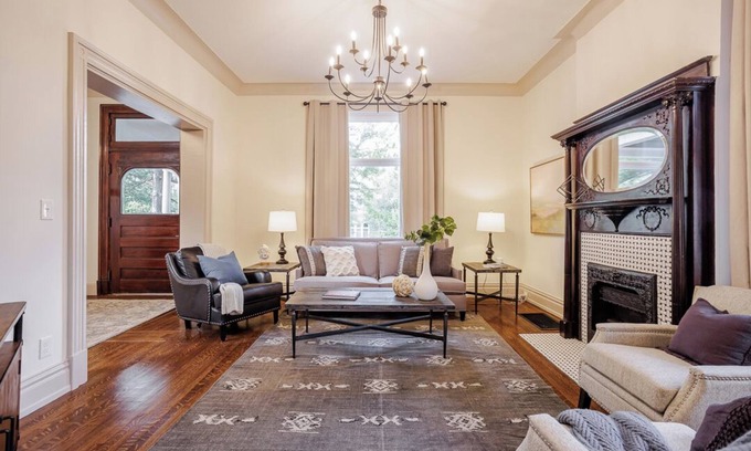 Walnut Hills House | New-5BR Downtown Sleeps 15 - Game Room - Parking