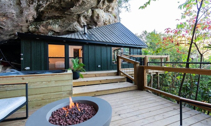 Saint Helens Cabin | NEW - 75` High Unique Stay ~ Hot Tub ~ Steam Shower