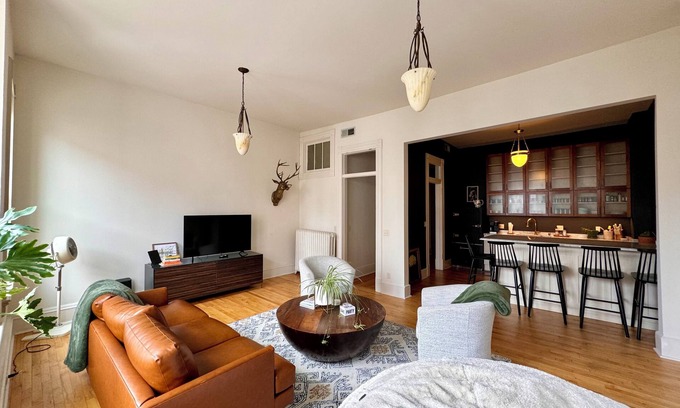 Historic Downtown La Crosse Apartment | NEW Beautiful Downtown Historic 3 bedroom apartment on iconic Pearl Street