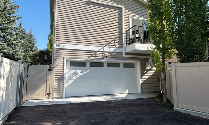 Signal Hill House | New Build, Charming 1-bedroom home in fabulous Calgary SW, 1.2 hours from Banff
