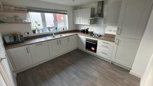 Wellingborough House | New Build, Large Drive! Ideal For Business or Relocation, Weekly & Monthly Stay