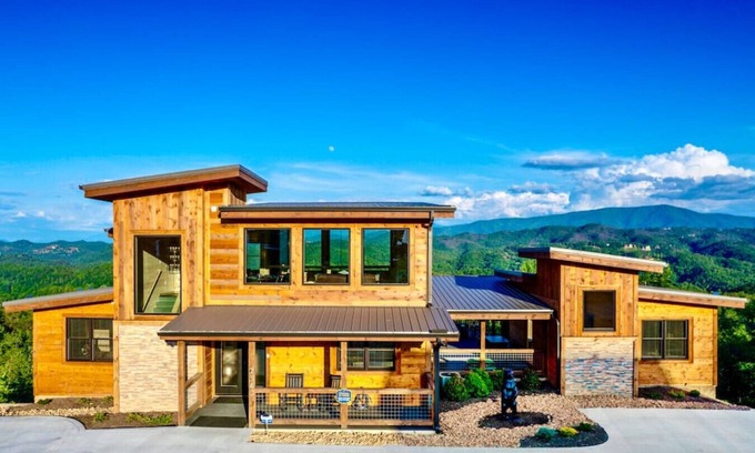 Gatlinburg - Pigeon Forge Cabin | New Build Mimosa Sunrise: A+ Views~Fire Pit~2x Appliances~Theater~EV