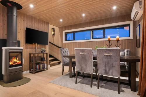 Rauland House | New cabin ski in out, fireplace & mountain view