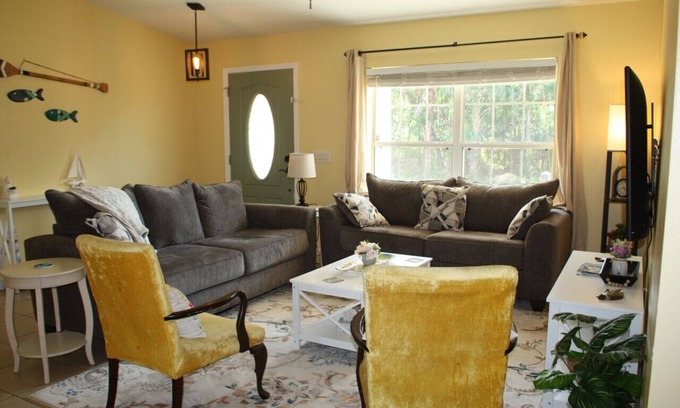 Crystal River House | NEW!Calming & Peaceful Retreat for R&R*Huge backyard* Minutes to Activities