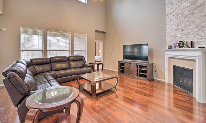 Lake Houston House | NEW! Chic Houston Home - Furnished Patio + Grill!