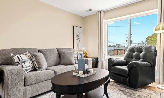 Roseville Apartment | New!Contemporary UpperFlat Near Downtown Roseville