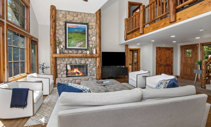 Cordillera House | New! Cordillera Ranch| On Golf Course| Hot Tub| Game Room| AC|20 mins to Ski