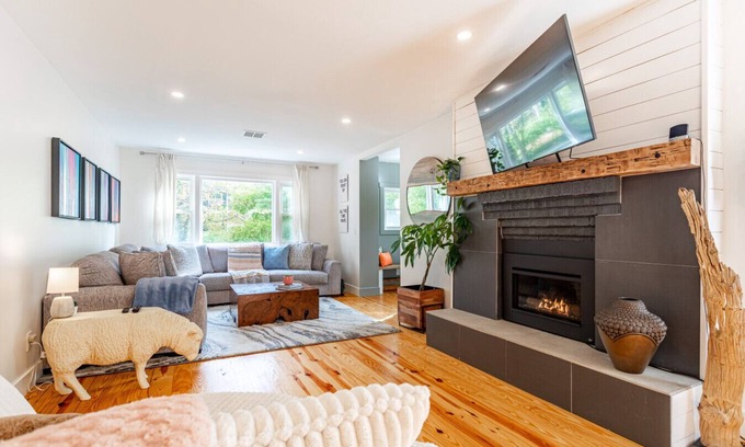 Kerhonkson House | NEW: Cozy One Level w/Hot Tub in Kerhonkson