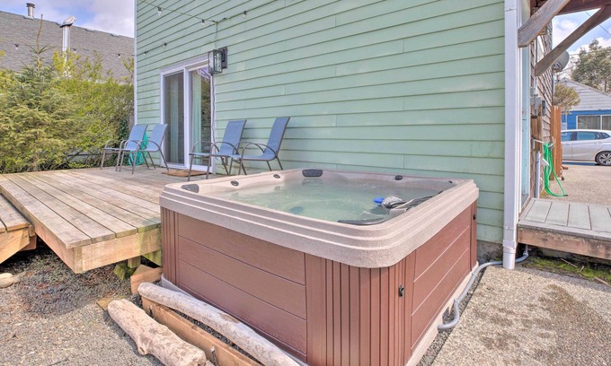 Seaside Cottage | NEW! Cozy Seaside Cottage w/ Hot Tub + Game Room!