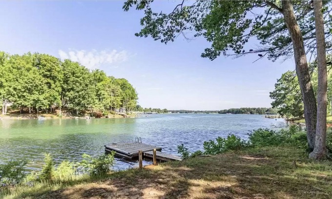 Penhook House | *NEW* Cute & simple SML retreat with wake-free cove & boat ramp within 100 yards