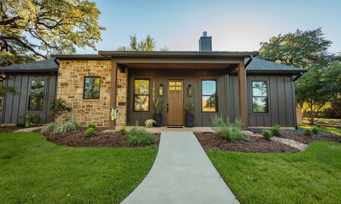 Waco House | New & Downtown! The Bear Claw