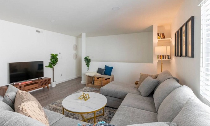 Alhambra Condo | New DT Alhambra Family Vacation Home with King Bed