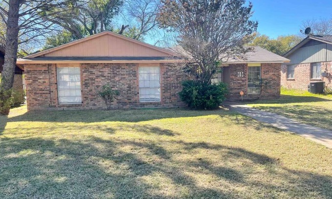 Garland House | New! Fun just 20 min from Dallas 3-BRM Home