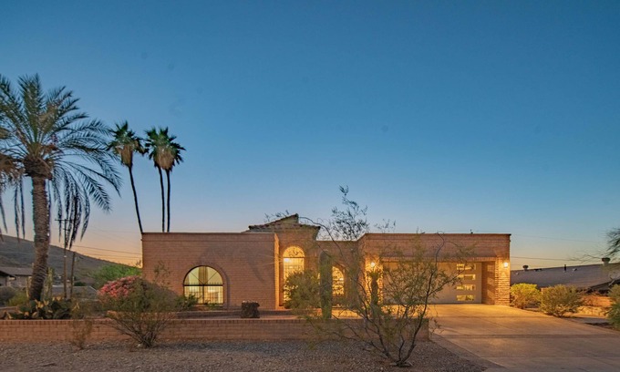 South Mountain House | NEW! Hidden mini movie theater, Game room, Putt putt, Pool, & MORE