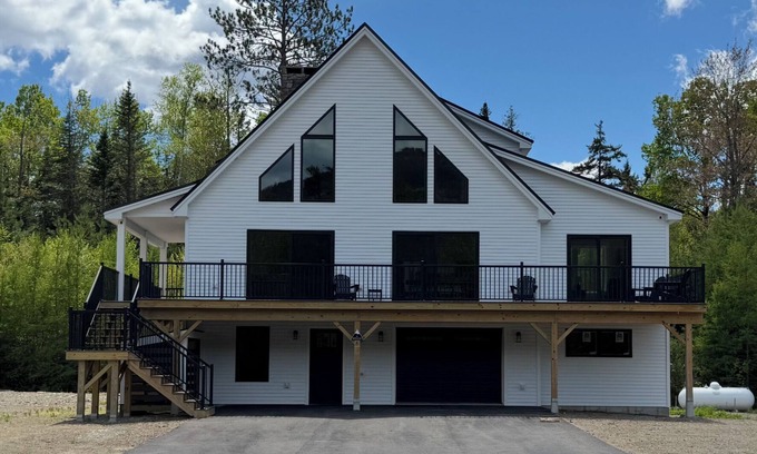 Wyman House | New Home ~ 10 minutes from Sugarloaf!