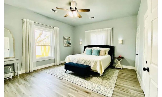 Denison Cottage | New home in a classic body close to downtown!