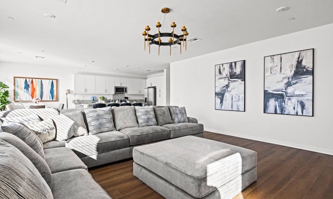 Patton House | New Home/Spacious/oversized sofa