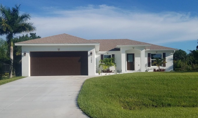 Englewood East House | New house completed in Mar 2022 with pool and tiki bar! 15 min. to Gulf Beaches.