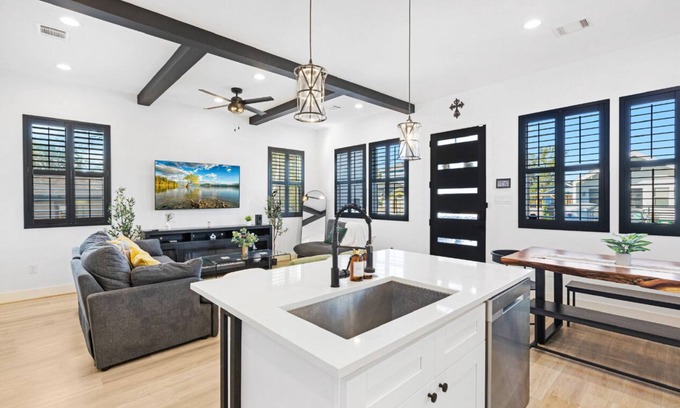 Northside House | New ! Houston getaway! Near Stadiums & Downtown