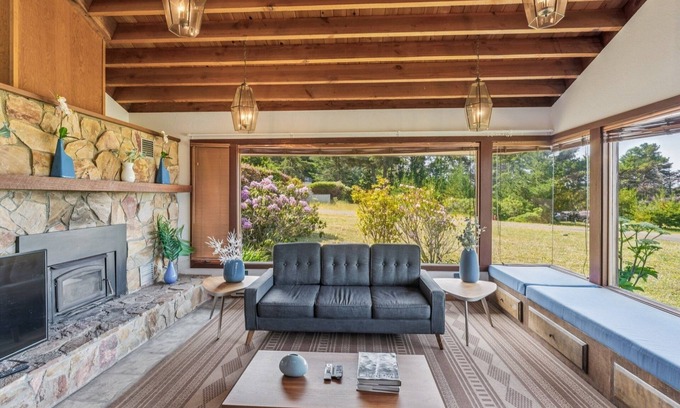 Manchester Cottage | NEW! Irish Beach Gem Scenic Views & BBQ Yard